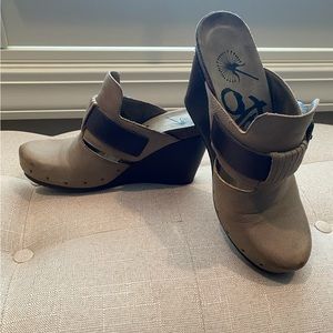 OTBT Leather Clogs-Tan
